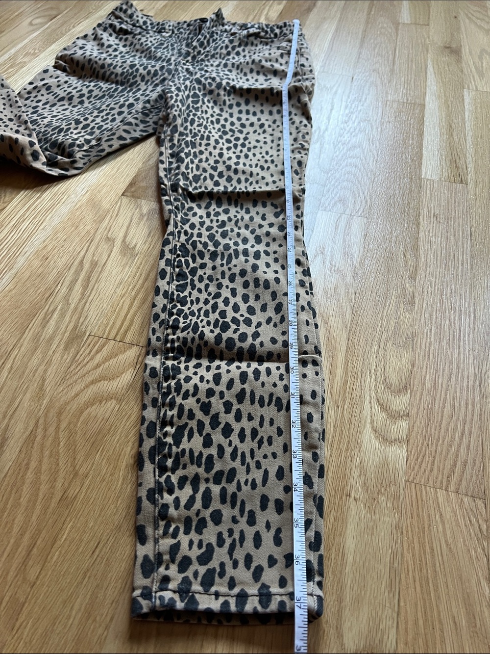 Good American Leopard Print Skinny Jeans in Brown and Black - Picture 6 of 8